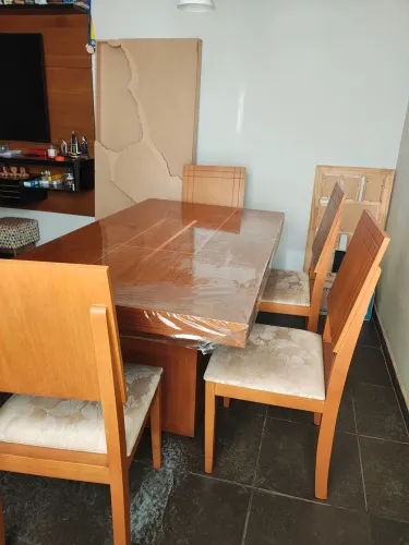 Mesa de jantar (1,60 comp x 0,90 larg) com 4 cadeiras