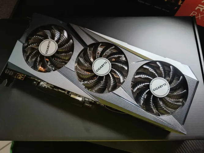 RX 7600 Gigabyte Gaming OC 8GB Triple Fan + Caixa