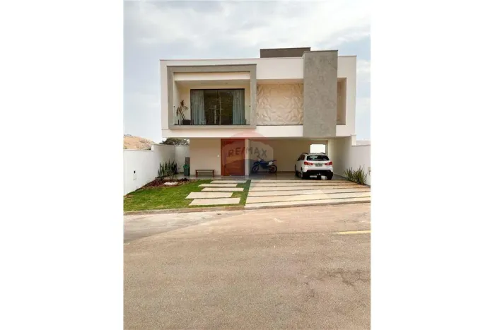 Casa quatro quartos, com suíte, garagem em condomínio com área de lazer completa.