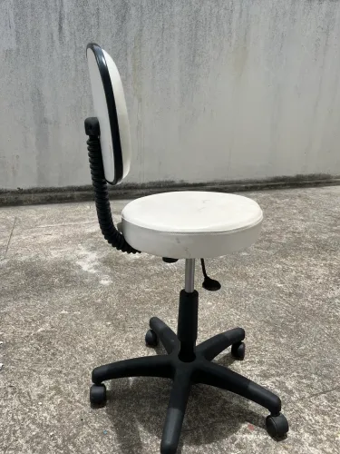 Cadeira mocho branco com regulador de altura