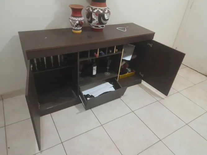 Vendo cômoda com porta garrafas