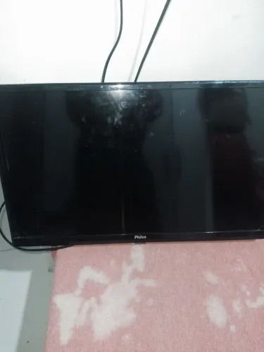VENDE SE UMA TV DE LED 24 POLEGADAS DEFEITO SO SERVE PRA RETIRAR AS PEÇAS