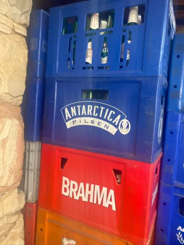 Engradado de cerveja com casco 
