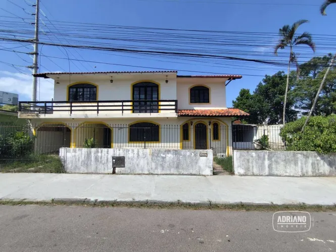 Casa com 4 dormitórios para alugar, 200 m² por R$ 3.650,38/mês - Capoeiras - Florianópolis
