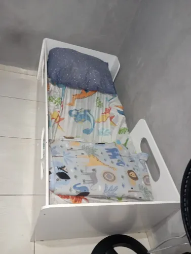 Vende-se cama infantil usada Branca acompanha dois colchão 