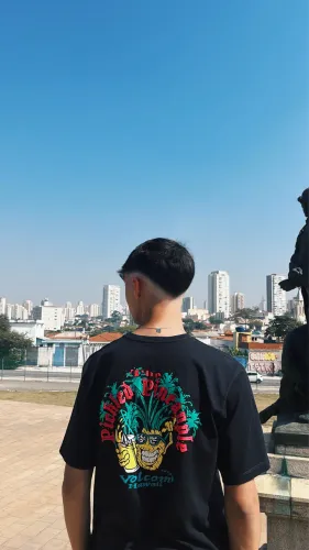 camiseta preta Volcom, modelo Pickled, feita de 100% algodão e com estampa de abacaxi