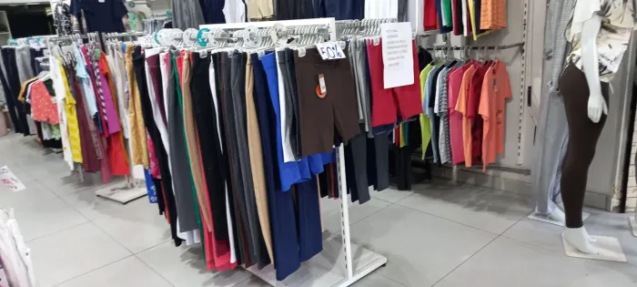 Loja fecha e vende toda instalação : balcões, araras,prateleiras, caixa,manequins, etc