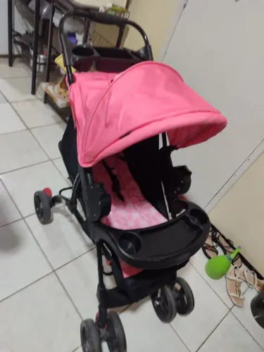 Carrinho de Bebê Cosco Rosa e Preto com Capota e Bandeja