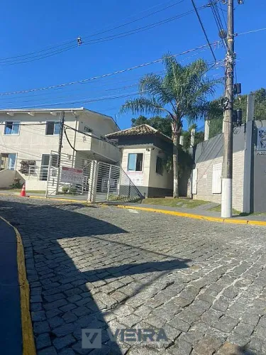 Sobrado em Condomínio a Venda no bairro Cedro - Camboriú, SC