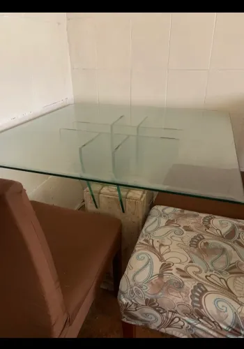 Mesa de marmore e topo de vidro