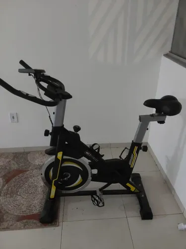 Bicicleta Spinning WCT Fitness Roda 13kg Preta Ajustável<br>Cor preta.