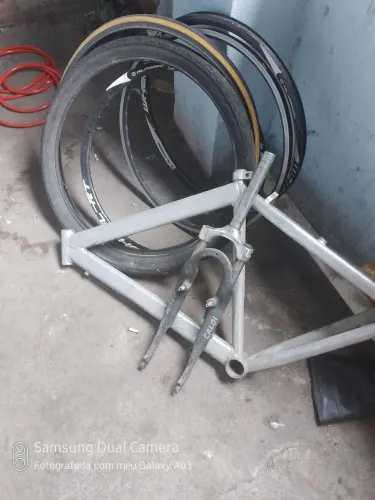 Vendo quadros de alumínios e outros e várias de peças de bike aceito ofertas só vim buscar