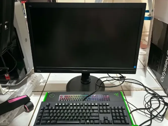 Monitor Gamer Philips 27' 144hz + Teclado Razer Blackwidow