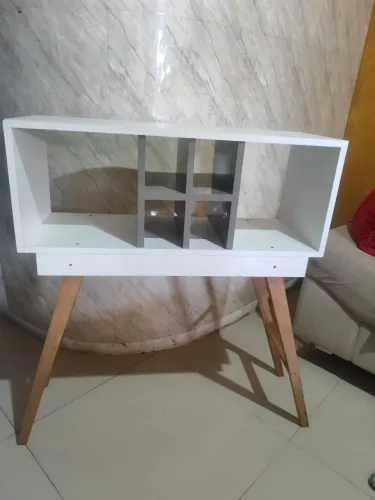 Aparador 100% MDF e os pés de madeira maciça