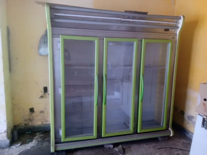 Freezer vertical três portas