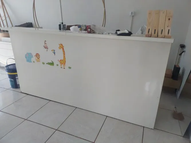 Balcão grande com pia e armários