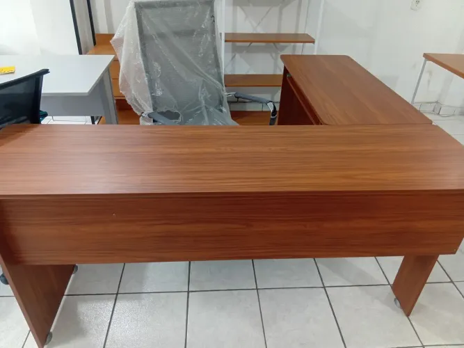 Mesa em L e cadeira para escritório