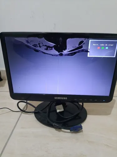 Monitor de ? 14 polegadas com tela com essa falha