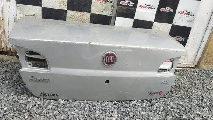 Tampa Traseira Fiat Siena 2012 prata com detalhe