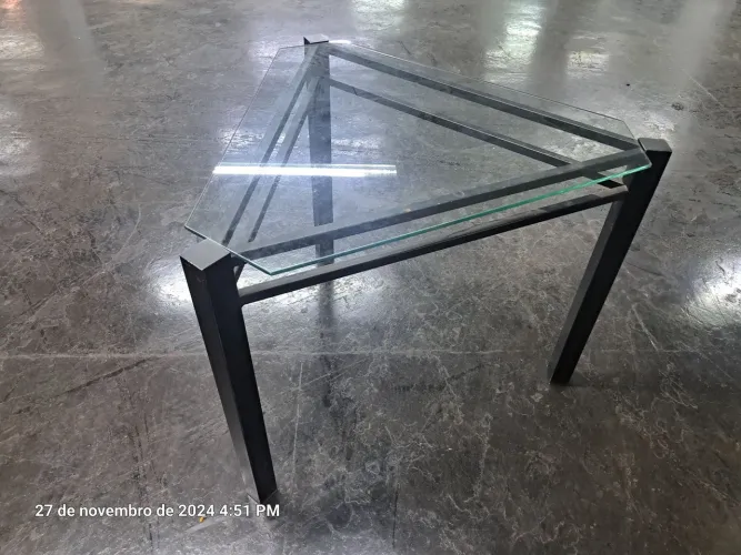 Mesa de Canto Triangular em Vidro e Aço