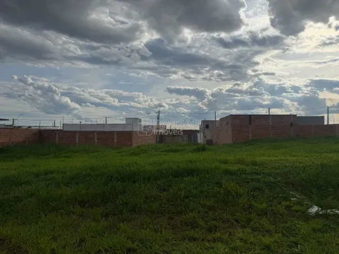 Venda de Terreno / Padrão na cidade de Araraquara