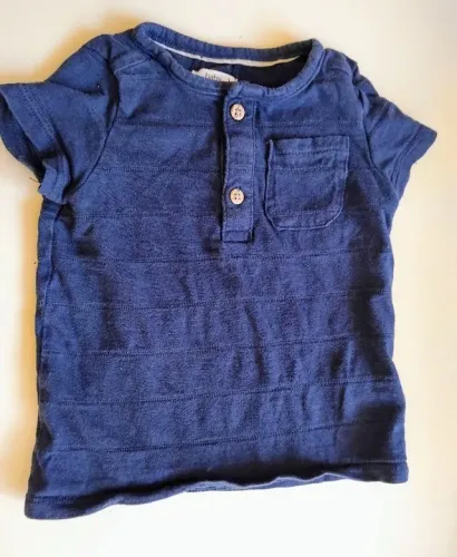 Camiseta estilosa para bebês de 9 a 12 meses 