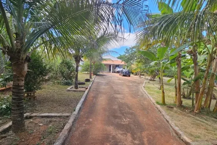 Linda Chácara repleta de árvores frutíferas próximo a Goiânia, em condomínio fechado !!!