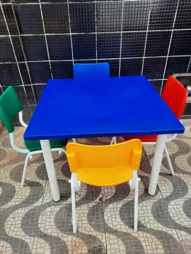 Mesa de plástico infantil colorida
