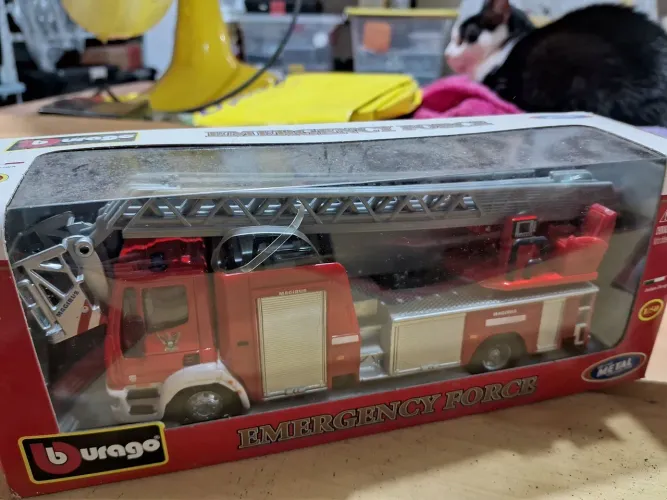 Miniaturas de veículos de bombeiros do mundo escala 143