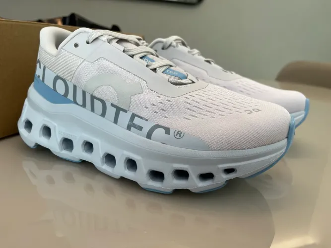 Tênis On Cloudmonster tamanho 38- 37 