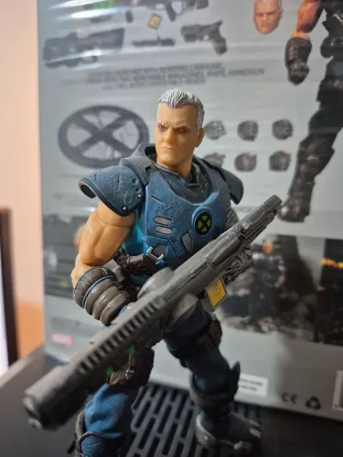 Mezco One:12 Cable