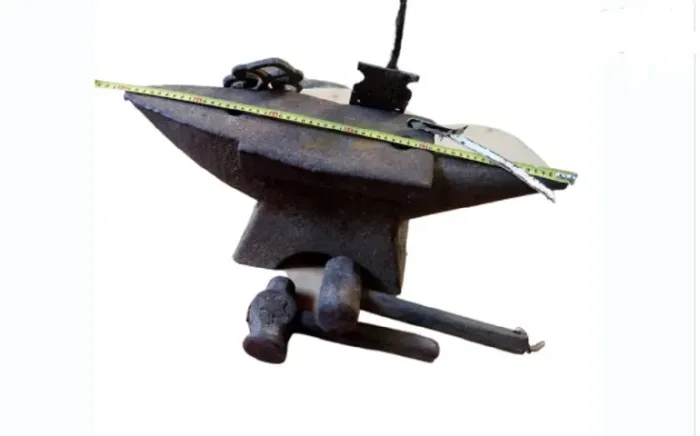 Vendo uma bigorna antiga 60 kg com duas marreta tudo usado