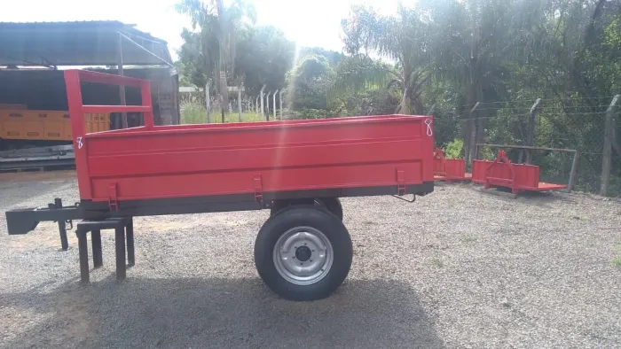 Carreta  3 toneladas Agrícola basculante manual para trator 