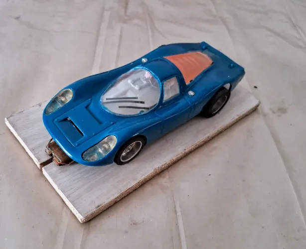 Carro de autorama estrela Porsche década de 60.