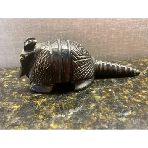 Minitura - mini estátua de tatu em pedra pintada.