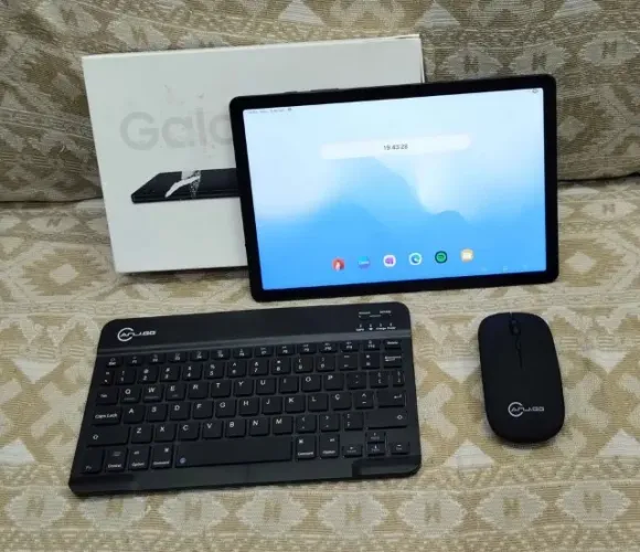 Tablet Samsung Galaxy A9+ com teclado e mouse
