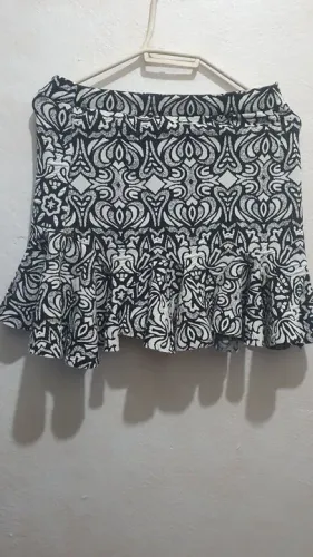 Saia estampada branca e preta