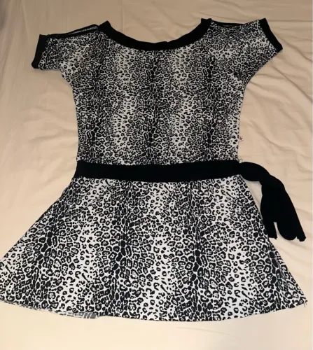 Vestido curto decote redondo Onça com amarração na cintura