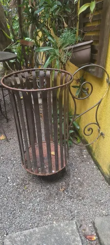 Lixeira de ferro colonial