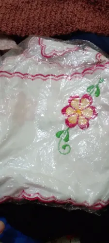 Toalha de mesa bordada com flores