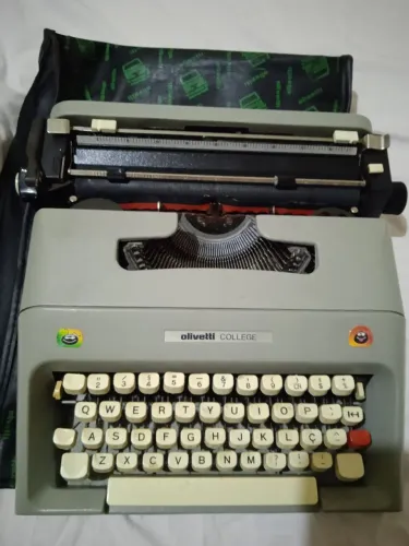 Máquina de Escrever Olivetti College