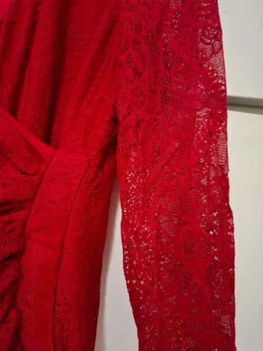 LINDO VESTIDO vermelho de renda com elastano NOVO NUNCA USADO! Tam. G, mas veste M tambem