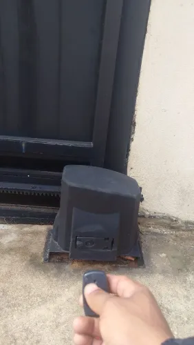 Manutenção em motores de portão/câmeras e cerca elétrica.