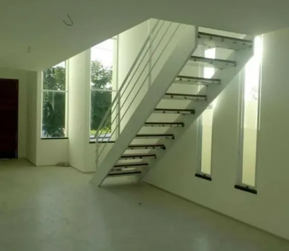 Escadas em aço retas, redondas e em L. Projetadas de acordo com o seu local.