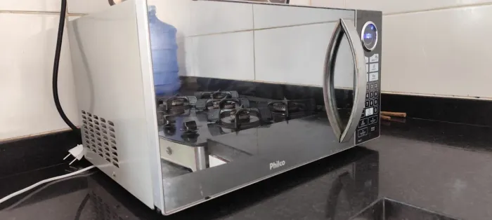 Micro-ondas Philco com Defeito nas teclas, ele liga igual na imagem