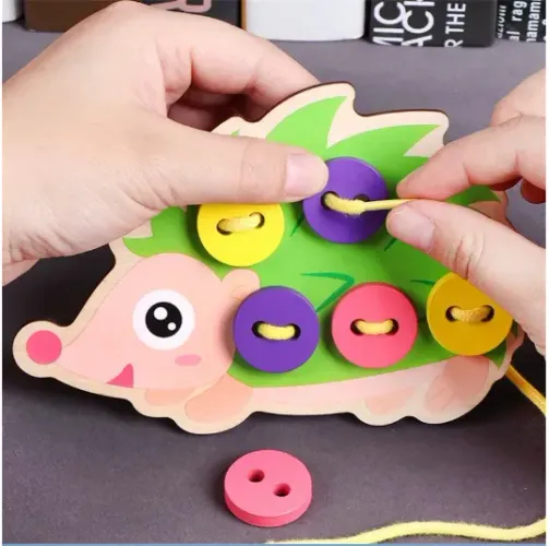 brinquedo educativo de pregar botões - porco espinho