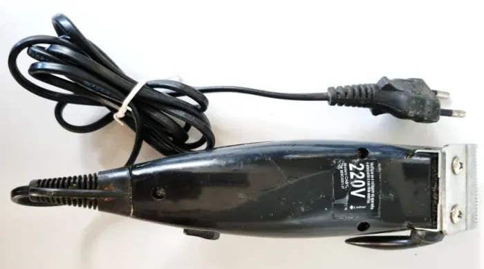 Máquina de cortar cabelo marca Cadence - 220v