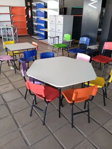 Conjunto de mesas e cadeiras