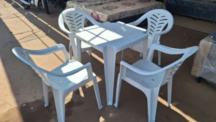 Mesa de plástico 4 cadeiras