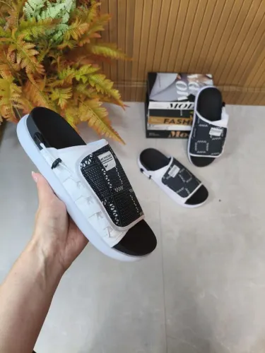 Chinelo Assuna Branco Preto